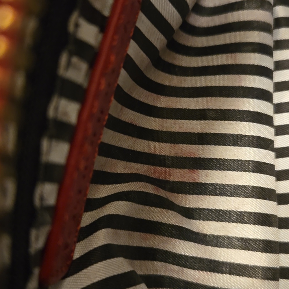 Elegant Red Crossbody Bag - Picture 10 of 10